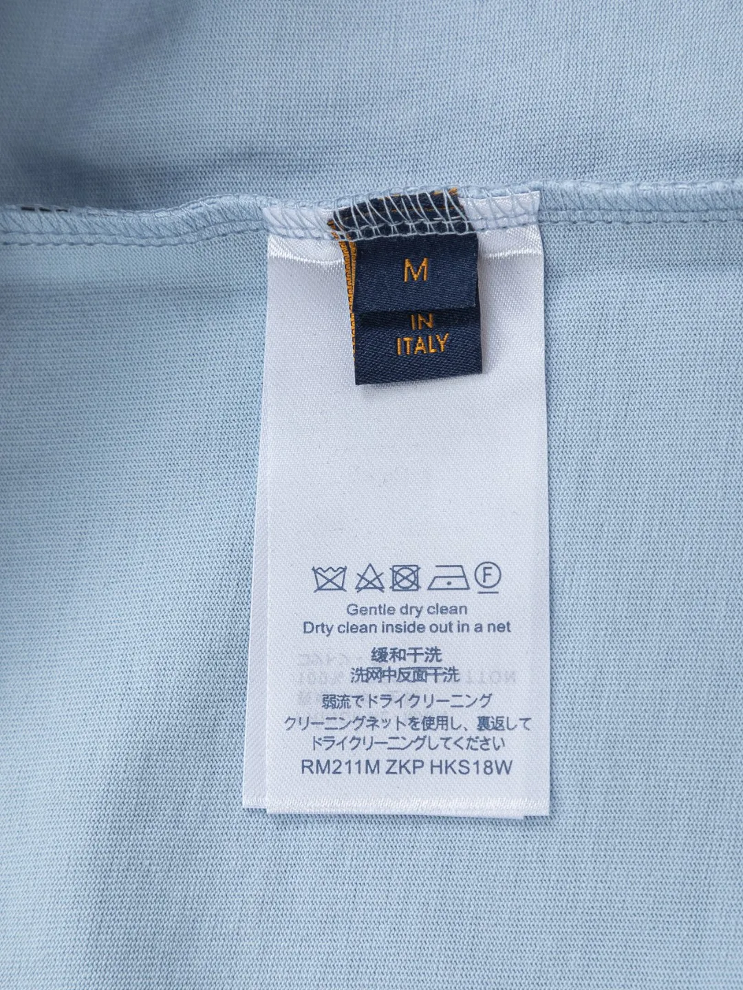 🅿️200 Louis Vuitton 1V LV lv slightly wide version S-XL LV 26ss new products are available at the counter simultaneously. Multiple craftsmanship. Chest patch letters 🪡 embroidery. Back patch letters four-leaf clover 🍀🪡 embroidery. Round neck short-sleeved T-shirt, same style for men and women! Consigned to one-to-one creation. Synchronized with the official website, pure cotton fabrics at the counter! It is close to the skin and comfortable, durable and easy to wear. It has a classic and simple logo design and meticulous original craftsmanship. Short-sleeves, a must-have item for men, do not appear to be the same for the general public, but must be unique and eye-catching. This LV short-sleeve is all about quality, comfort, the same shape and fashion as always, including fabrics and cutting techniques. All of them have been made with great effort! 320 grams of washed pure cotton fabric, pure cotton is breathable, very refreshing and comfortable for daily wear. The rib knitting on the neckline is smooth and tight, and the neckline will not be skewed if you toss it at will. The loose version, you will find that it looks really good on the upper body. The overall is minimalist and neat, super versatile for daily use! Pair it casually with a pair of pants for a youthful look. A T-shirt will make your outfit crazy. It is a fashionable item that can never go wrong! Color: Green Blue Purple Size: S-XL Size chart: S: Shoulder width 50-Bust 56-Length 70 M: Shoulder width 52-Bust 57-Length 72 L: Shoulder width 54-Bust 59-Length 74 XL: Shoulder width 56-Bust 62-Length 76
